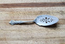 Biến muỗng nĩa inox xuống màu mới toanh chỉ với một nốt nhạc