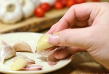  Mẹo bóc tỏi nhanh đơn giản rất hiệu quả