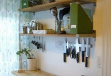 Căn bếp nhiều đồ dùng nhưng vẫn gọn gàng